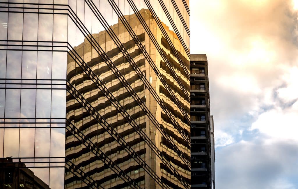 Avocat conseillant un dirigeant sur un contrat commercial complexe
