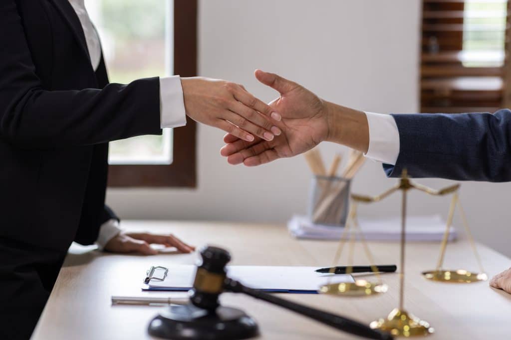 Avocat accompagnant un dirigeant en procédure amiable de restructuration